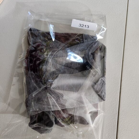 Torrid Blouse Floral Tiered Peplum Top Gray Purple Size 0 Short Sleeve - Picture 7 of 7